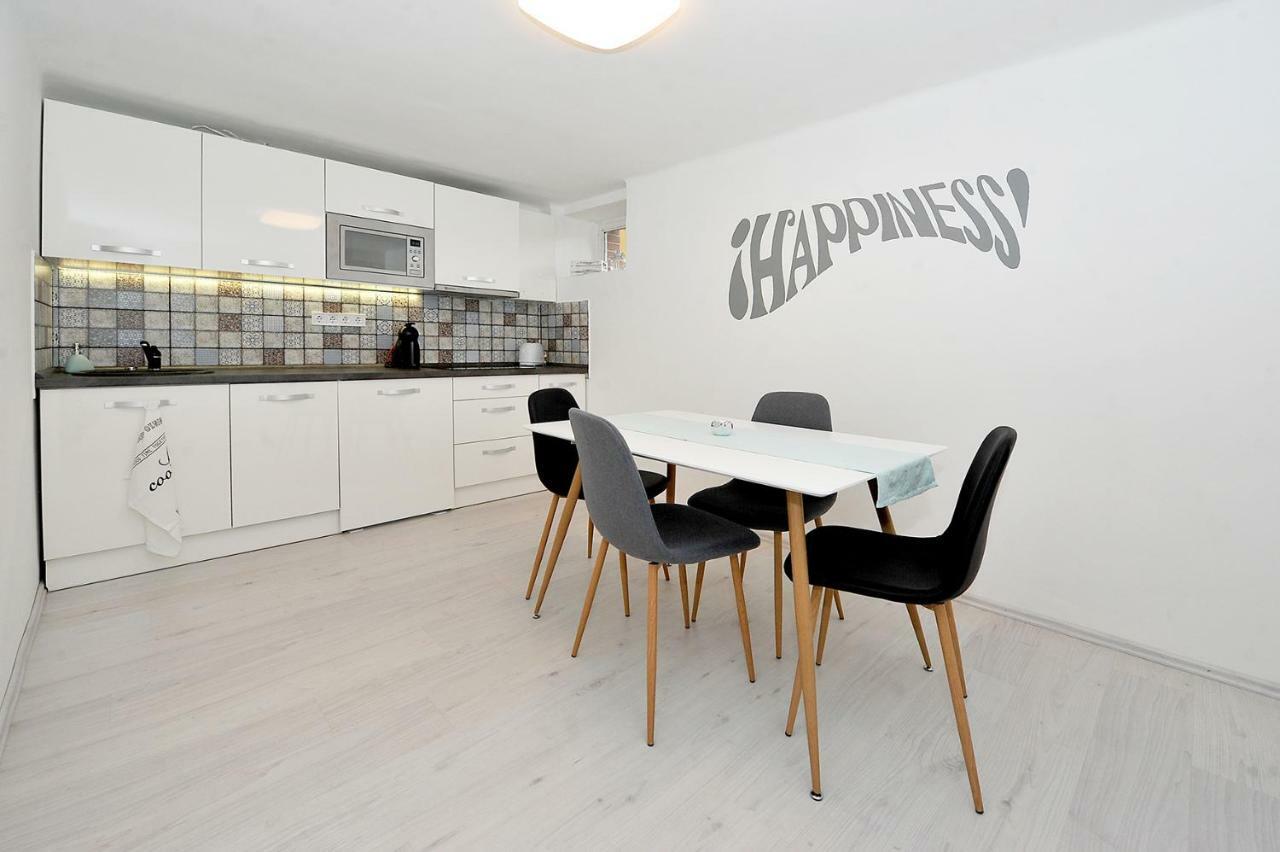 Pure Apartman Печ Екстериор снимка