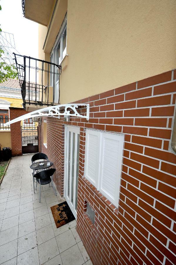 Pure Apartman Печ Екстериор снимка